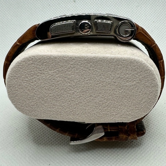 Gucci Swiss Made Chronograph Timepiece With a Genuine Tan Leather Watch Strap - Picture 4 of 5